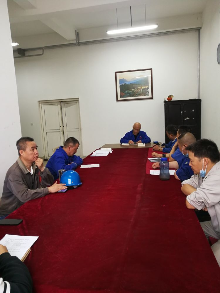 機(jī)加裝配黨支部召開(kāi)全體黨員大會(huì)，組織主題教育學(xué)習(xí)。