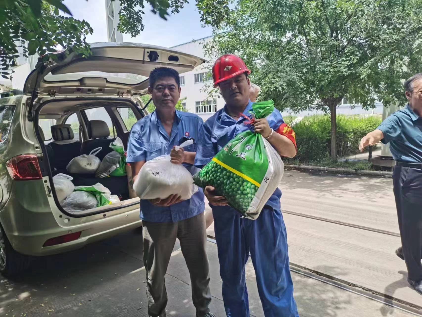 給一線(xiàn)生產(chǎn)車(chē)間和工地職工購(gòu)買(mǎi)了一批白糖、綠豆等防暑降溫品送到了車(chē)間工地